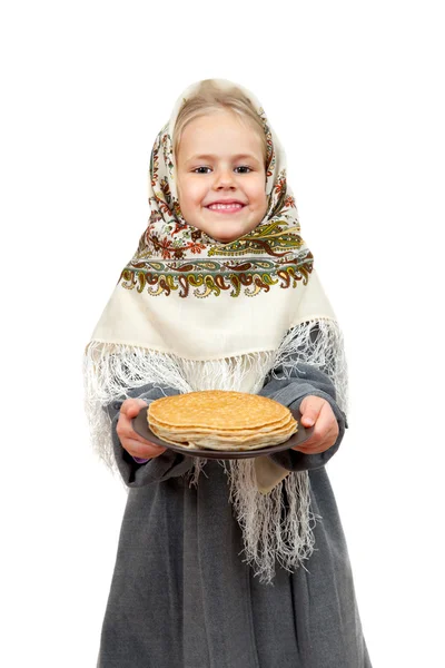 Petite fille avec une assiette de crêpes — Photo