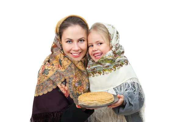 Mother with her daughter  holds a plate of pancakes — Stock Photo, Image