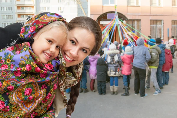 Žena a dívka slaví palačinka týden — Stock fotografie