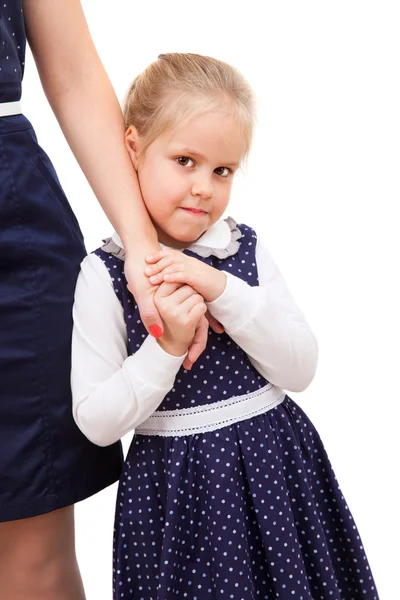 Chica sosteniendo la mano de su madre — Foto de Stock