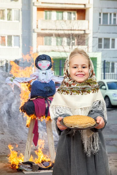 Niña sosteniendo plato de panqueques —  Fotos de Stock