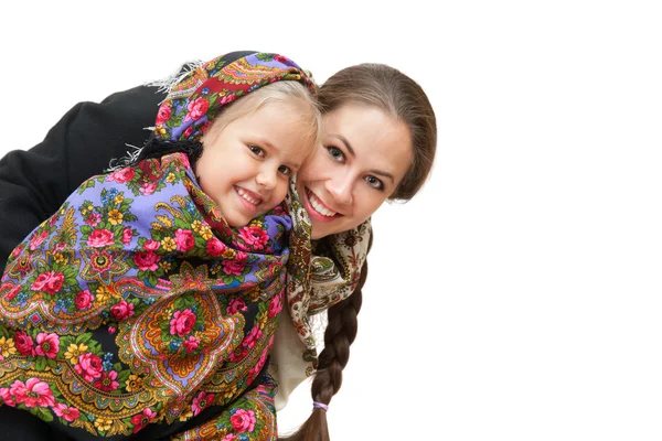 ロシアに付けるスカーフを身に着けている娘を持つ母 — ストック写真
