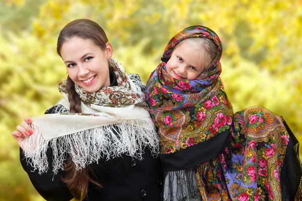 Madre con hija en pañuelos rusos —  Fotos de Stock