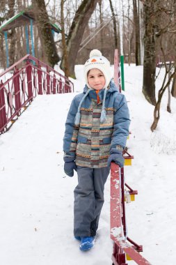 Köprüde duran çocuk