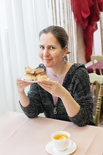 Mujer con pasteles horneados —  Fotos de Stock