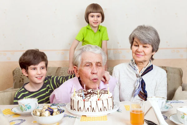 Старший мужчина с праздничным тортом — стоковое фото