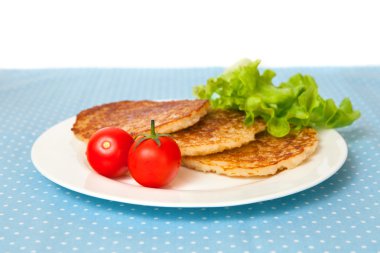 Krep salata ve domates ile