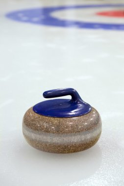 Curling taşı buz üstünde