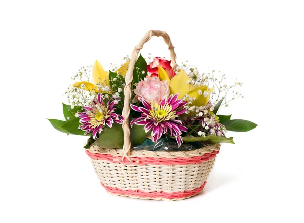 Korb mit schönen Blumen — Stockfoto