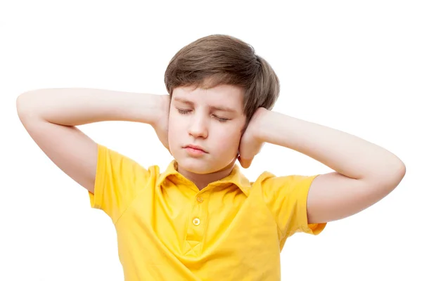 Niño cubriendo sus oídos —  Fotos de Stock