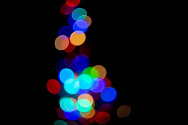  Soyut noel arkaplanı, koyu arkaplanda renkli ışıklar.