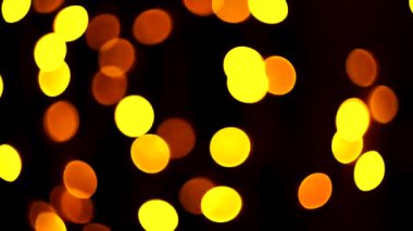  çok renkli noeller soyut bokeh güzel bir şekilde odak dışı karanlık bir arkaplanda yanıp sönüyor