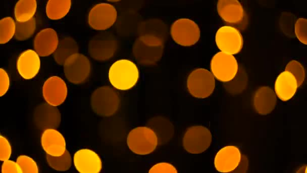 Navidad multicolor abstracto bokeh bellamente parpadeando sobre un fondo oscuro fuera de foco — Vídeo de stock