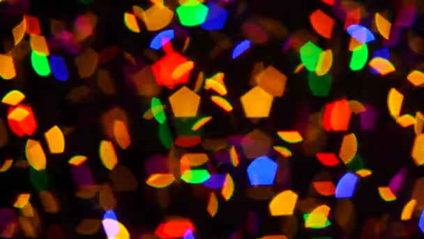 Разноцветные рождественские абстрактные боке красиво мигает на темном фоне вне фокуса — стоковое видео