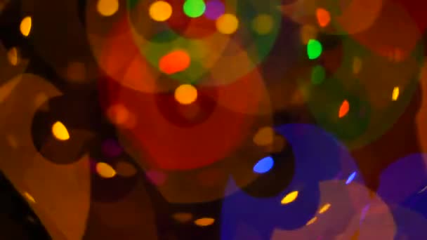 Multicolore Crăciun abstract bokeh frumos intermitent pe un fundal întunecat din focalizare — Videoclip de stoc