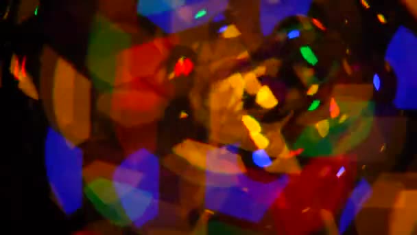 五颜六色的圣诞节抽象的bokeh美丽地闪烁在黑暗的背景与焦点 — 图库视频影像