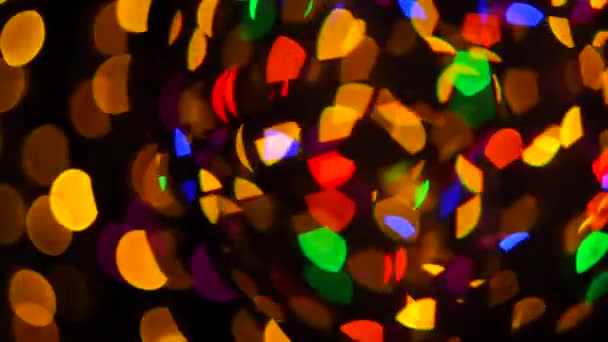 Multicolore Crăciun abstract bokeh frumos intermitent pe un fundal întunecat din focalizare — Videoclip de stoc