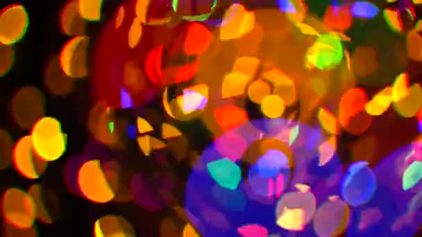 Bunte Weihnachten abstrakte Bokeh schön blinkt auf einem dunklen Hintergrund aus dem Fokus — Stockvideo