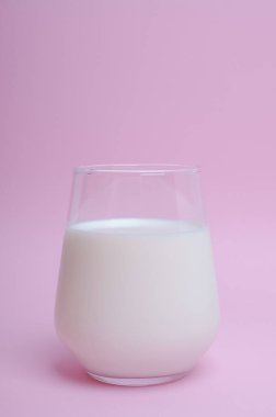  Pembe arka planda sütlü bardak