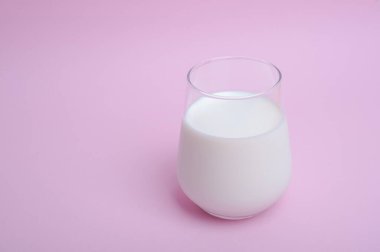  Pembe arka planda sütlü bardak