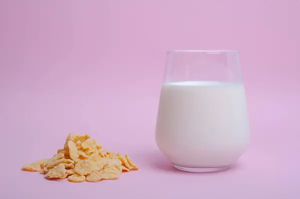 Hälsosam frukost glas mjölk bredvid cornflakes — Stockfoto