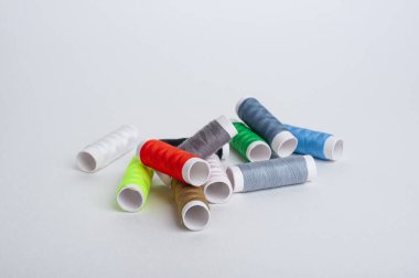 Beyaz izole renkli iplik makaralar