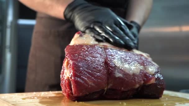 大規模な生肉を油で焼く大好きなシェフ — ストック動画