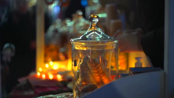 Beaux gens gâteau de Noël acheter au marché de Noël avec de belles lumières gens hors foyer — Video