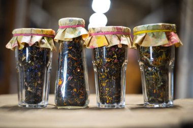  Cam kavanozdaki doğal çay. Arka plan metne yer açmak için bulanık.