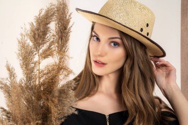  Kuru kamışların arka planında kız stüdyo moda portresi