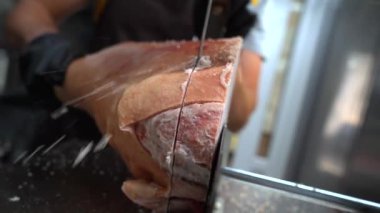  Elektrikli testereyle çiğ et kesen bir şef.