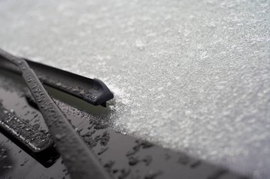  Araba sileceği kışın sıfırın altındaki sıcaklıklarda buzda dondu.