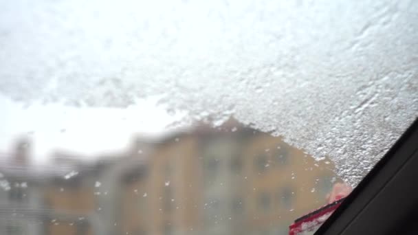 Kaca mobil bersih dengan gerakan lambat es scraper — Stok Video