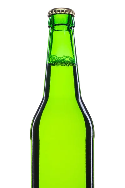 白い背景に冷たいビールが隔離された500mlのグリーンボトル — ストック写真