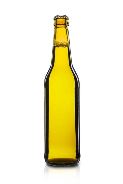 Braune Flasche mit kaltem Bier 500ml isoliert auf weißem Hintergrund — Stockfoto
