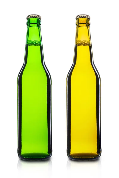 Braune und grüne Flasche mit kaltem Bier 500ml isoliert auf weißem Hintergrund — Stockfoto