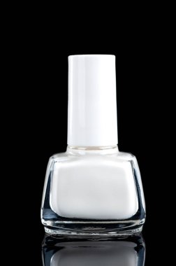  Siyah arka planda beyaz tırnak cilası. Boşluğu kopyala