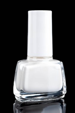  Siyah arka planda beyaz tırnak cilası. Boşluğu kopyala