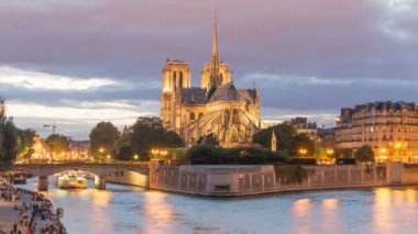 Seine Nehri ve Hd şafak tekne ile Notre Dame Katedrali