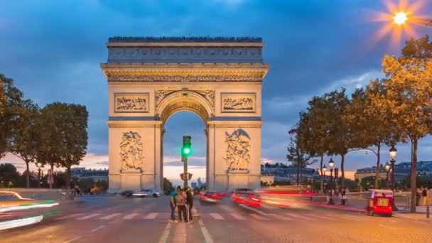 Triumfbågen - Paris trafik på Champs-Elysées på natten Hd — Stockvideo