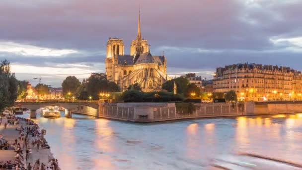 Catedral de Notre Dame con río Sena y barcos al amanecer 4K — Vídeo de stock