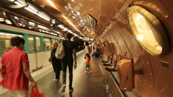 França Paris Metro Arts et Metiers com passageiros e trem — Vídeo de Stock