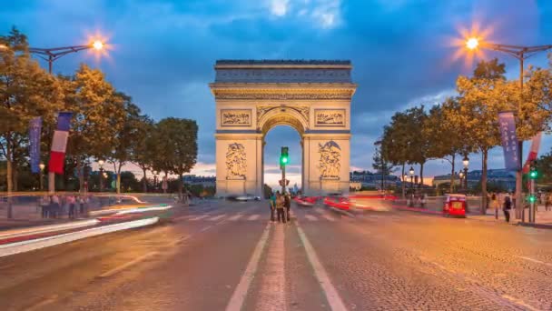 Arco del Triunfo - París tráfico en Campos Elíseos en la noche 4k — Vídeo de stock