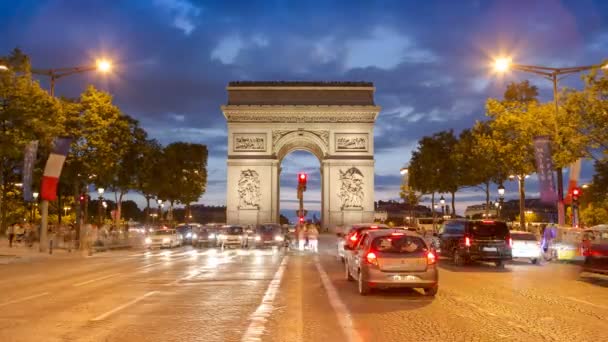 Arc de triomphe - Pariser Verkehr auf den Champs-Élysées in der Nacht 4k — Stockvideo