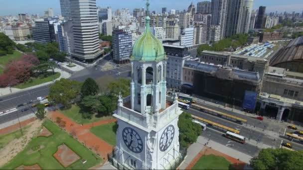 Argentina Buenos Aires vuela con dron sobre Torre de los Ingleses en Retiro 4K — Vídeo de stock