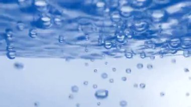 Taze mineral su kabarcıkları ile köpüklü