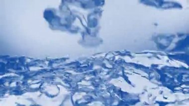 Taze mineral su kabarcıkları ile köpüklü