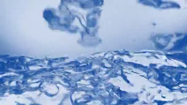Φρέσκο μεταλλικό νερό που λαμπιρίζουν με φυσαλίδες — Αρχείο Βίντεο