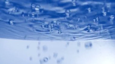 Taze mineral su kabarcıkları ile köpüklü