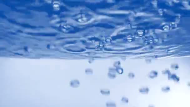 Φρέσκο μεταλλικό νερό που λαμπιρίζουν με φυσαλίδες — Αρχείο Βίντεο